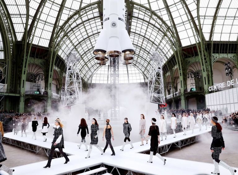 Chanel launched a space shuttle to launch the Fall-Winter 2017 fashion collection 1